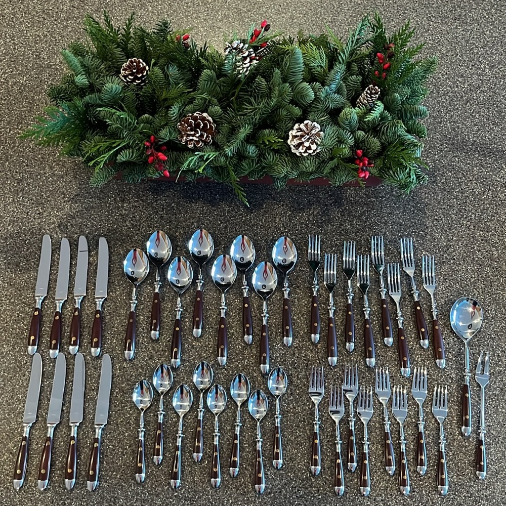 GOURMET ROUGE by Supreme/Towle 42 Pieces (8 Place Settings plus 2 serving) 18/8
